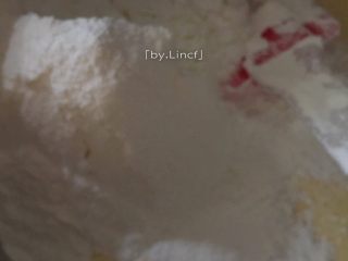 9、自制旺仔小馒头,搅拌均匀成面团