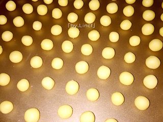 11、自制旺仔小馒头,然后搓成约大小相同的圆形小面团状放至黄金烤盘