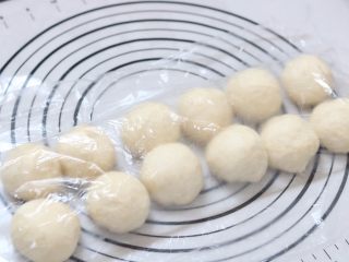 4、蔓越莓椰蓉花朵面包,9.分成12等份盖保鲜膜松弛10分钟