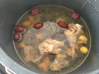 9、＃秋季温补祛风，防感冒＃老母鸡汤面条篇,一个半小时后加入一些红枣煮15分钟