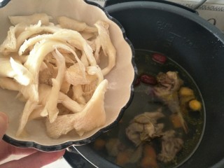 10、＃秋季温补祛风，防感冒＃老母鸡汤面条篇,15分钟后加入一些平姑