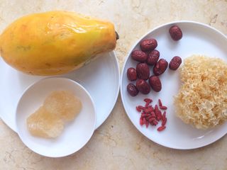 1、红枣木瓜炖雪耳,准备好所有材料。