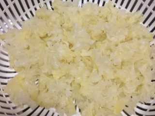 2、红枣木瓜炖雪耳,将雪耳撕成小朵。