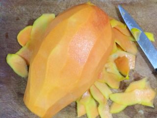 3、红枣木瓜炖雪耳,木瓜去皮去瓤。