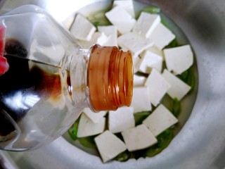 8、家常炖豆腐（健康无油版）,倒入约5ml生抽。
