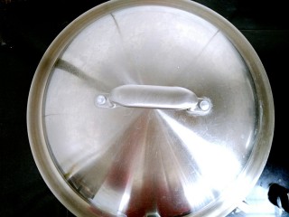 9、家常炖豆腐（健康无油版）,翻炒均匀后，盖上锅盖炖大约5分钟。