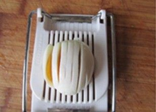 10、馒头的华丽转身---鸡蛋沙拉VS黄金馒头,煮熟的鸡蛋去皮后切成薄皮