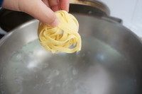 4、春日花生酱清爽意面,烧一锅水,滴入几滴油,撒一点盐,下意面,根据说明书煮熟即可。