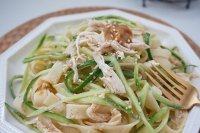 12、春日花生酱清爽意面,拌上爽脆的黄瓜丝,加一小勺花生酱在顶部做装饰;撒上白芝麻,或压碎的杏仁。