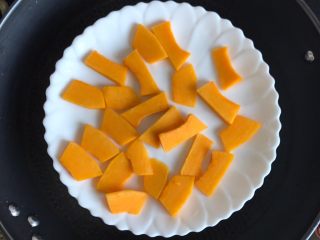 2、南瓜玫瑰卷,南瓜切薄片上锅蒸15-20分钟
