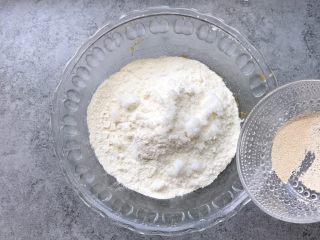 4、南瓜玫瑰卷,面粉和白糖、酵母一起混合