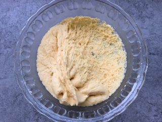 7、南瓜玫瑰卷,发酵至原来的两倍大,手指在面团中间戳一下不回缩,组织成蜂窝状即可