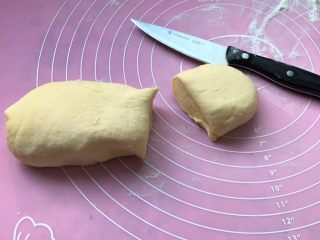 8、南瓜玫瑰卷,揉面团至表面光滑,排进空气,切一块看面团里面,几乎无气孔或气泡,这样做出来的玫瑰卷表面会更光滑。