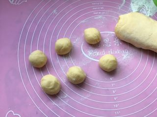 9、南瓜玫瑰卷,做玫瑰卷:每次取均等的六小份搓成圆球