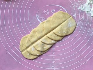 11、南瓜玫瑰卷,依次叠放好用筷子在中间按压一下