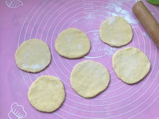 10、南瓜玫瑰卷,用擀面棍擀至均匀大小厚度的小剂子