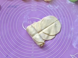 12、南瓜玫瑰卷,然后从左往右卷起