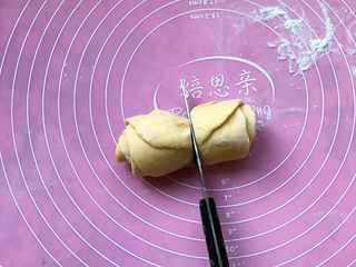 13、南瓜玫瑰卷,然后用刀沿着筷子压痕处切下去一分为二