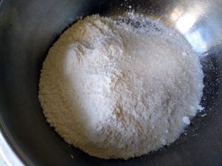 1、蔓越莓司康,将粉类混合