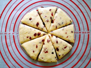 9、蔓越莓司康,平均分成8等分