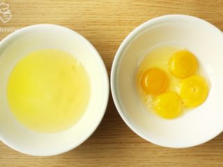 1、很蔬菜很哈根达斯,用蛋黄分离器将鸡蛋的蛋白和蛋黄分离，分别装入不同容器里备用（什么？没有蛋黄分离器？脑子是个很好的东西，嗯！）