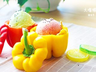 11、很蔬菜很哈根达斯,冷冻好的冰淇淋用冰淇淋勺挖出球形，装入彩椒内，加上腐竹装饰即可享用（腐竹！华螺袋袋袋袋袋袋袋袋腐竹~）