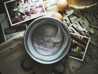 2、无油的双色 抹茶蜂蜜蛋糕,用油纸将模具围一圈 备用