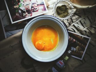 3、无油的双色 抹茶蜂蜜蛋糕,将蛋黄与蛋清分离