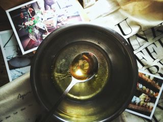 4、无油的双色 抹茶蜂蜜蛋糕,蛋清中加入蜂蜜