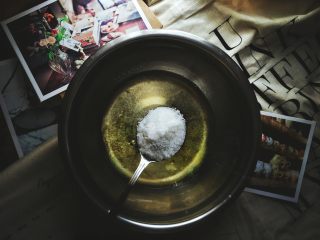 5、无油的双色 抹茶蜂蜜蛋糕,在加入糖