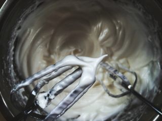 6、无油的双色 抹茶蜂蜜蛋糕,用电动打蛋器打至稍微有一点干性发泡