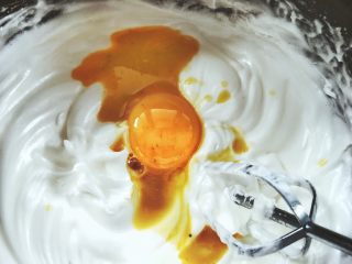 7、无油的双色 抹茶蜂蜜蛋糕,加入蛋黄