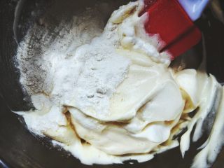 11、无油的双色 抹茶蜂蜜蛋糕,另一半蛋白糊内筛入面粉拌匀