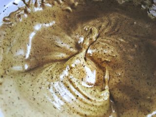 10、无油的双色 抹茶蜂蜜蛋糕,分出五分之二蛋白糊，加入抹茶粉拌匀(用刮刀或电动打蛋器的可以)