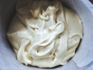 12、无油的双色 抹茶蜂蜜蛋糕,倒入模具