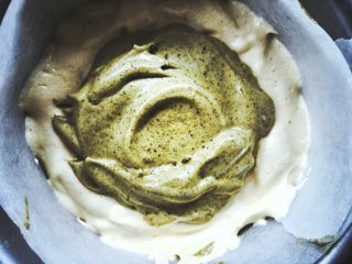 13、无油的双色 抹茶蜂蜜蛋糕,将抹茶糊倒在中心