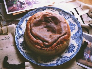 14、无油的双色 抹茶蜂蜜蛋糕,放入烤箱200度烤8分钟，这样是会流心的程度，同时蛋糕也很软 别烤过了 全熟就没那么软