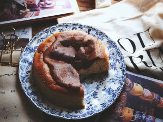 15、无油的双色 抹茶蜂蜜蛋糕,(测试熟没熟可以用牙签或筷子戳一下中心 拔出没有残留就是全熟)