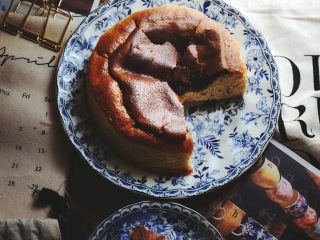 16、无油的双色 抹茶蜂蜜蛋糕,烤好取出切块