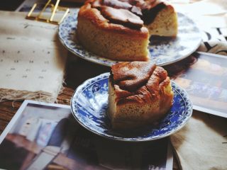 17、无油的双色 抹茶蜂蜜蛋糕,装入盘中