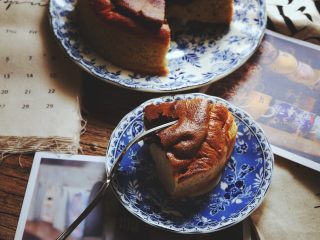 18、无油的双色 抹茶蜂蜜蛋糕,开吃吧~软软嫩嫩的感觉，上层的抹茶与软嫩的蜂蜜蛋糕融合到一起 没有油和太多面粉，完全无负担~