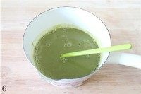 6、抹茶冰激凌,把搅拌均匀的抹茶糊倒入蛋奶液里搅拌均匀，放置一边晾凉。