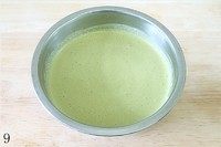 9、抹茶冰激凌,搅拌均匀成冰激淋液体，放入冰箱冷冻。