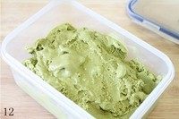 12、抹茶冰激凌,做好的冰激淋存放到保鲜盒里即可。