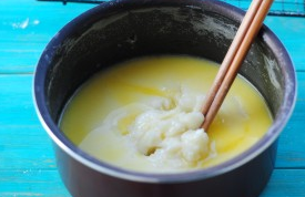 5、雪媚娘,取出加入融化的黄油。