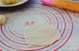 10、雪媚娘,取约30克面团，蘸少许炒熟的糯米粉擀成薄面皮。