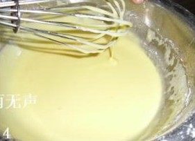 4、万圣节蛋糕卷,用打蛋器拌成均匀的面糊