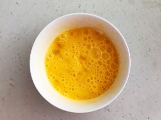 1、非常独特的东北饭包,把2个鸡蛋液打入碗中,调匀