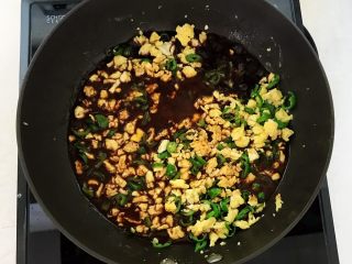 9、非常独特的东北饭包,加入调好的料汁