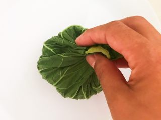 24、非常独特的东北饭包,把白菜叶四周捏起来,把米饭裹紧